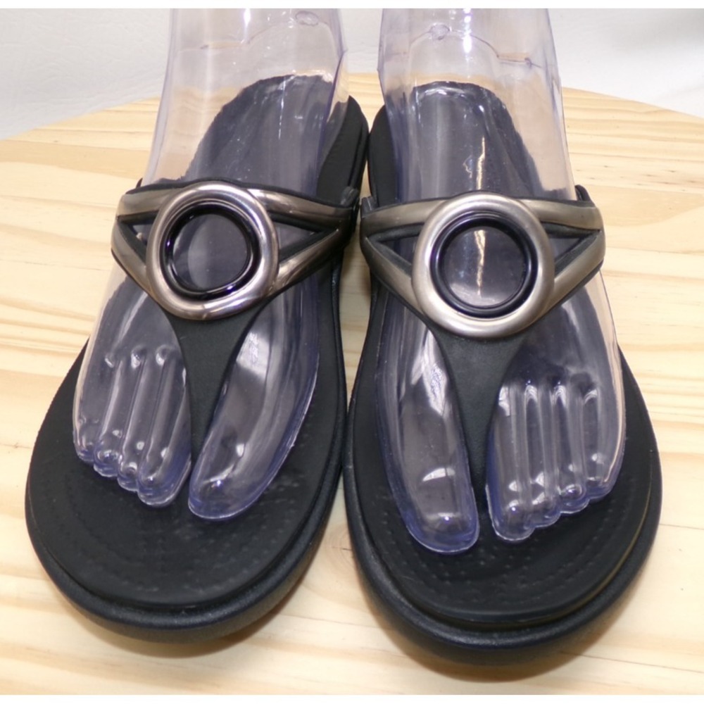 Crocs Sanrah Beveled Circle Sandals Womens Black Metallic Look Sz 7 Thong Wedge